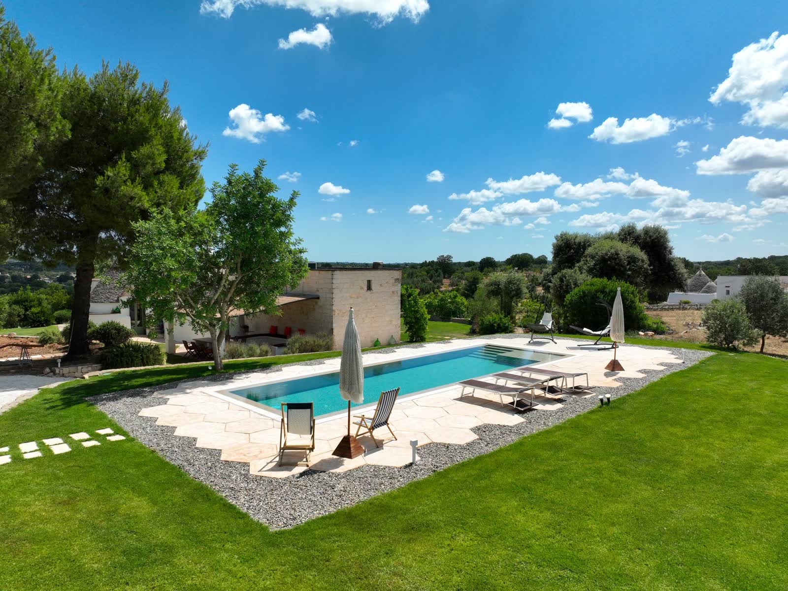 La tenuta immersa nella campagna di Ostuni