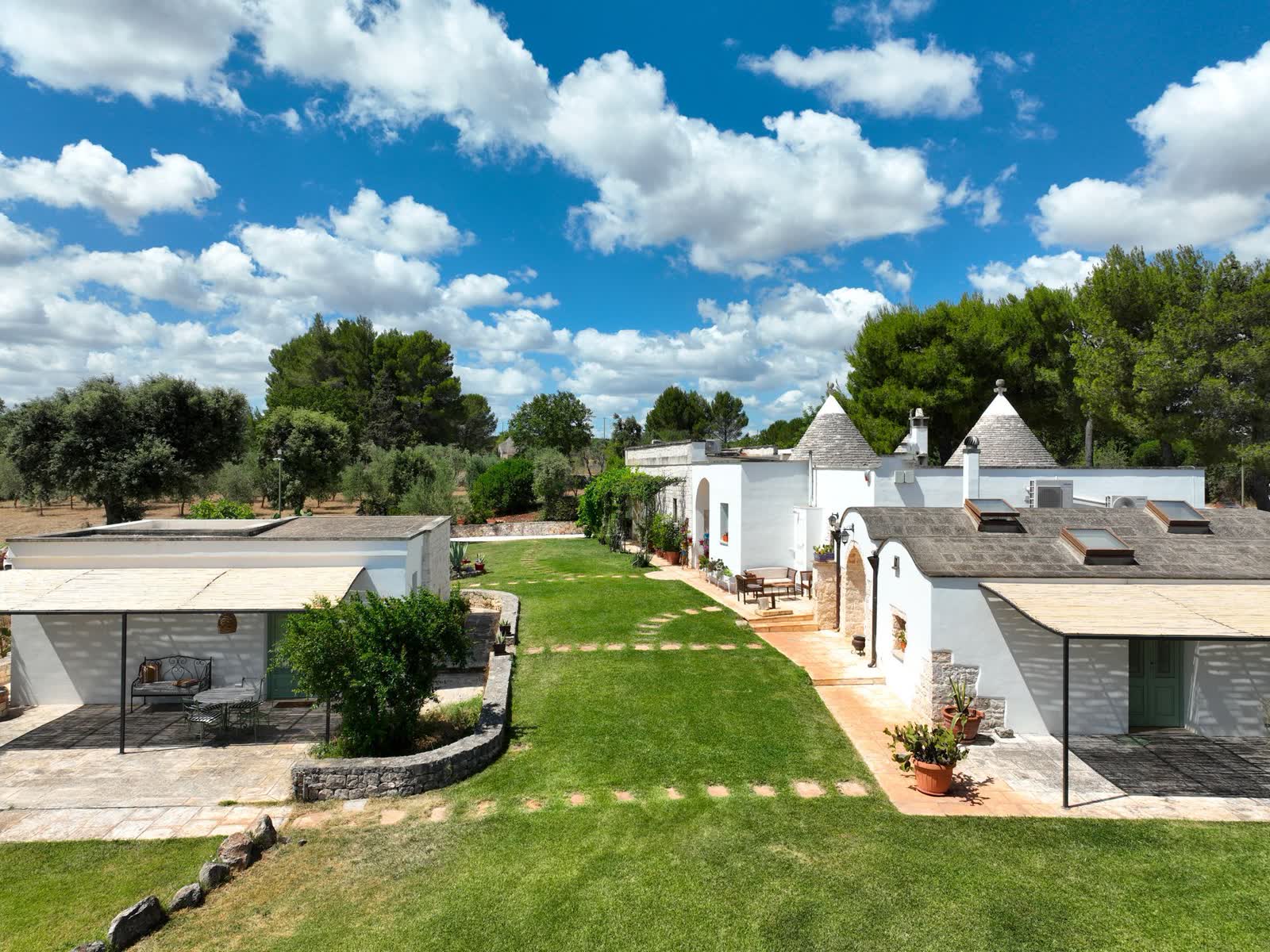 La tenuta e i trulli visti dal drone
