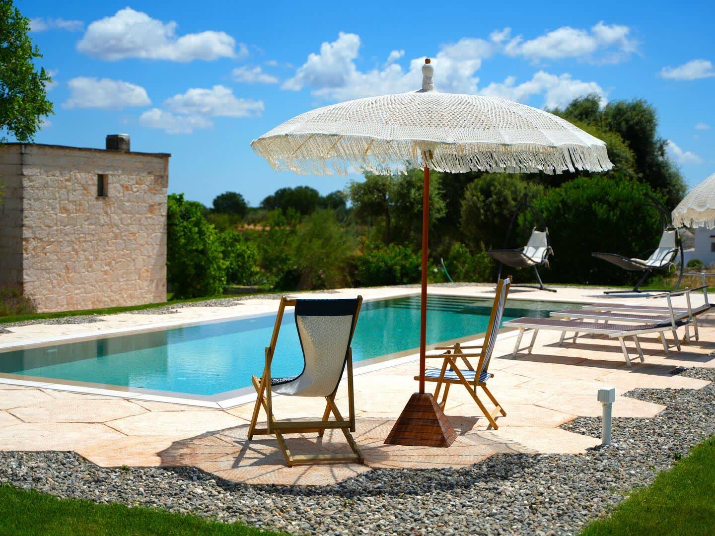 La piscina privata con ombrellone